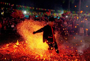 Lễ hội nhảy lửa của người Pà Thẻn, Hà Giang