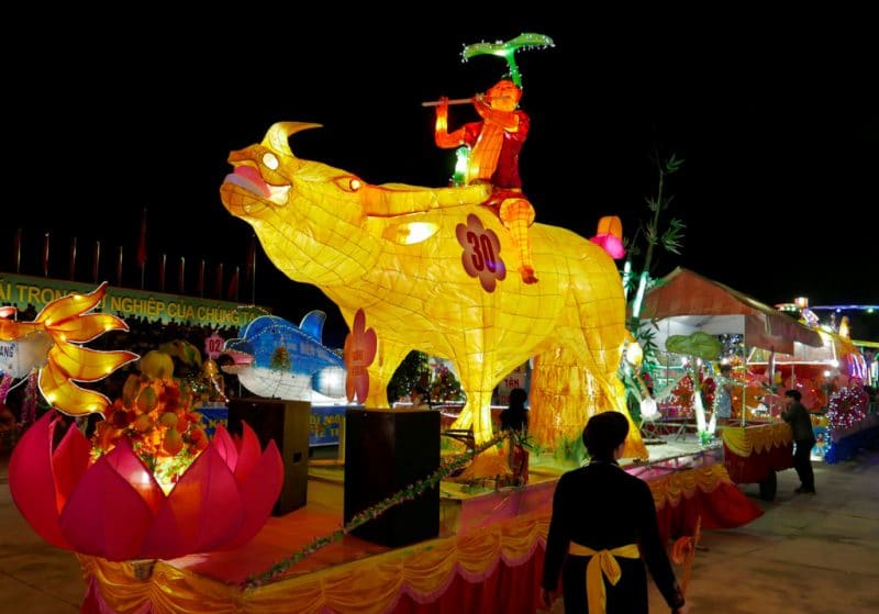 Mãn nhãn những mô hình đèn Trung thu khổng lồ ở Tuyên Quang  Báo Long An  Online