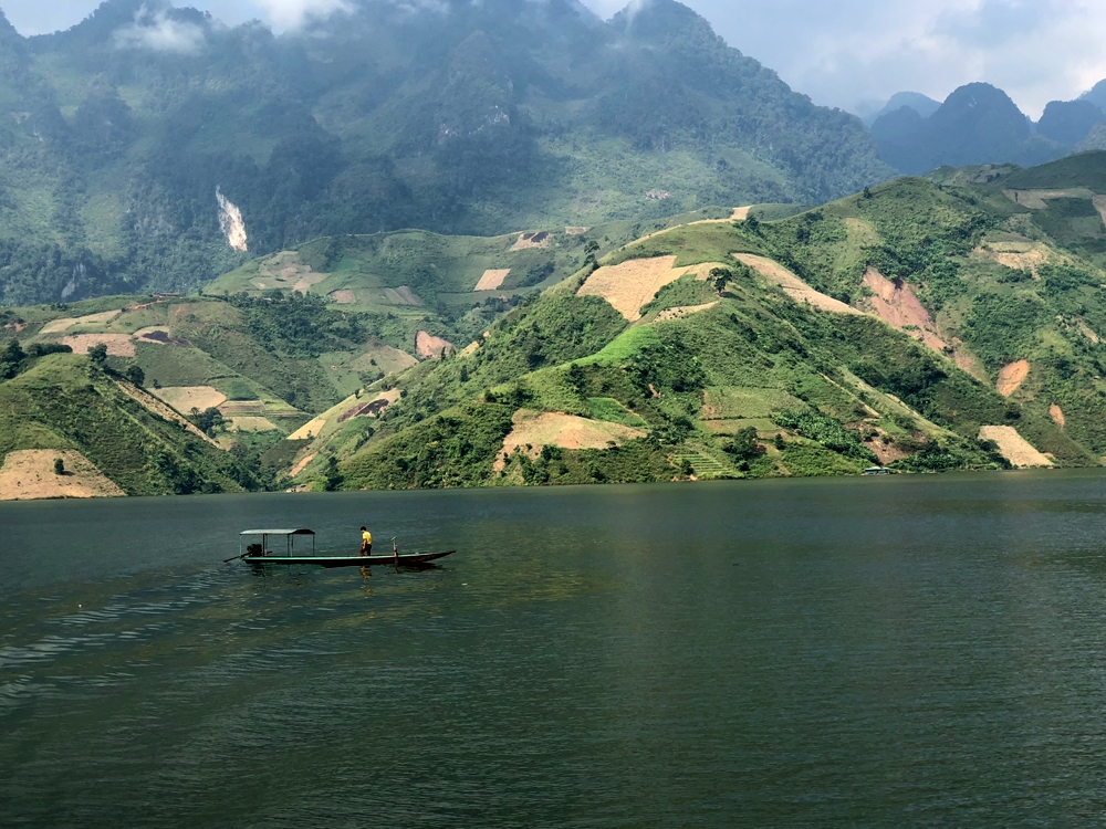 Đi thuyền ngắm cảnh trên dòng sông Đà, Hạ Long của vùng
