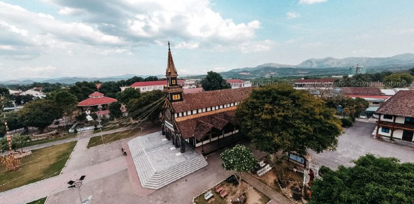 Hai nhà thờ gỗ lâu đời ở Kon Tum