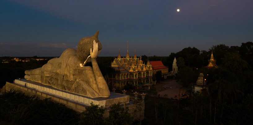 Trăng lên trên chùa Som Rong